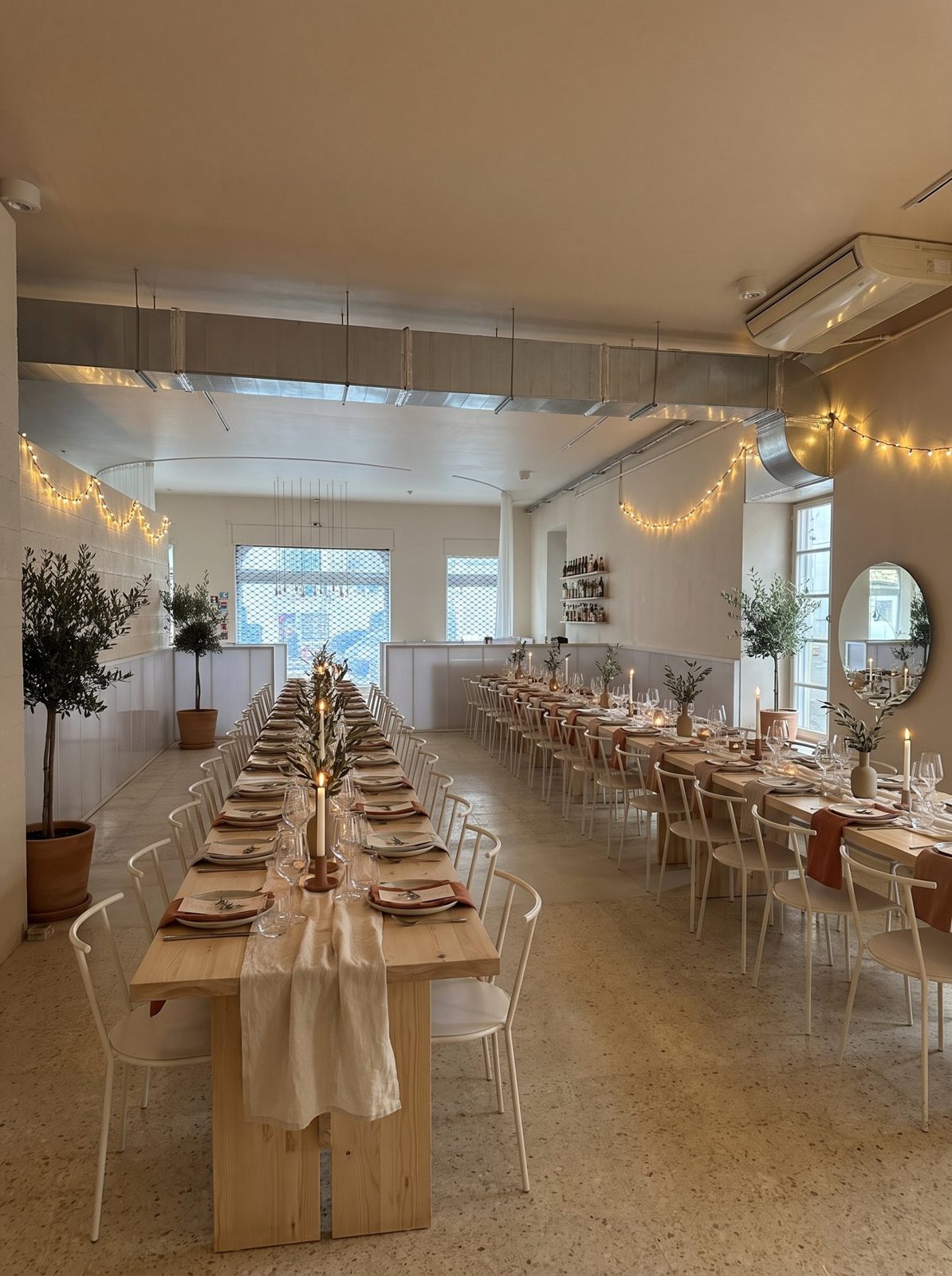 Sala montada com mesas corridas para 100 pessoas